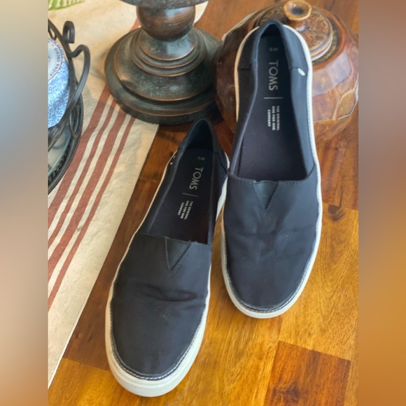 EUC TOMS Slip On Sneakers - Picture 2 of 8